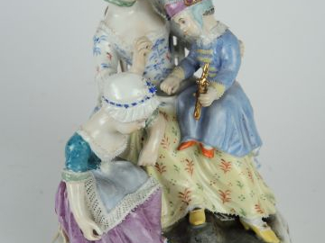 	Groupe en porcelaine polychrome de Saxe fin XIXème ‘jeune mère et ses