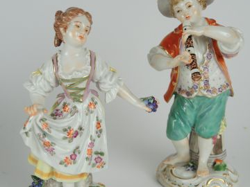 Deux différentes statuettes 1900 en porcelaine polychrome de Saxe ‘jeu