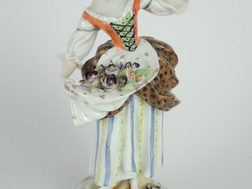 Sujet 1900 en porcelaine de Dresde ‘La marchande de fleurs’ H. 19 cm