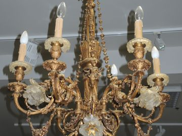 Lustre Napoléon III en bronze doré à décor de carquois, de rinceaux fe