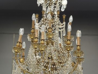 Vente aux enchères Grand lustre à pampilles en cristal et bronze
