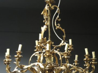 Vente aux enchères Lustre en bronze de style Rocaille