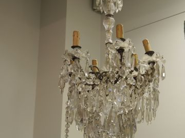 	Lustre  à pampilles en cristal, éclairant à six lumières. H. 80 cm