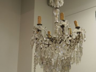 Vente aux enchères 	Lustre  à pampilles en cristal, éclairant à six lumières. H. 80 cm