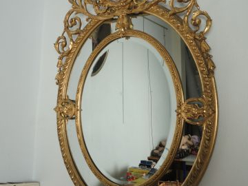 Grande et belle glace médaillon Napoléon III en bois et stuc doré, sur