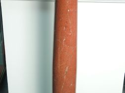 Colonne corinthienne de style Empire en marbre rouge et vert de mer, c