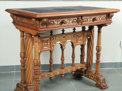 Table Napoléon III de style néogothique en noyer rehaussé d’or, ouvran