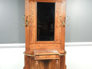 Portemanteau de style Henri II en noyer