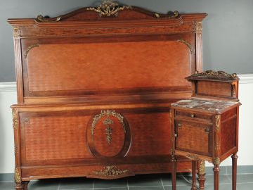 	Mobilier de chambre à coucher de style Louis XVI en acajou mouluré et