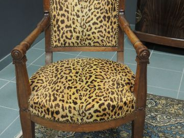 Paire de fauteuils Directoire, garniture de tissu panthère