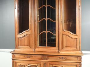 Mobilier de salle à manger de style Régence en noyer mouluré et sculpt