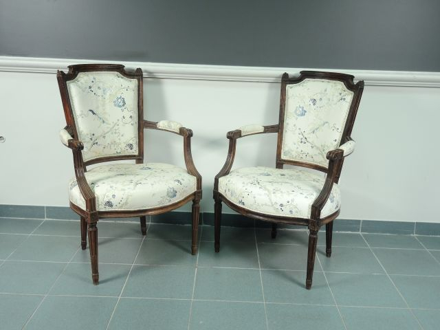 Paire de fauteuils Louis XVI, corniche en chapeau de gendarme