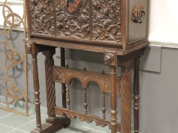Bargueno de style Haute Epoque formant argentier, en bois naturel moul