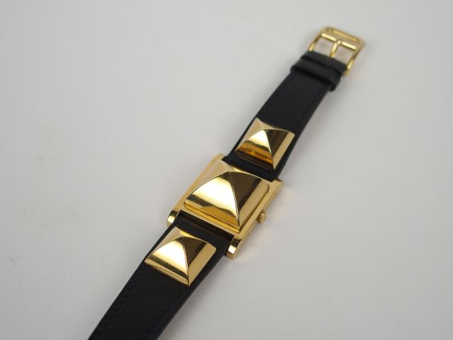 HERMES. Montre bracelet en cuir noir modèle "Médor". Certificat joint.