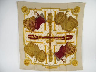 Vente aux enchères HERMES. Foulard 'Selles a Housse' en soie (petites taches)