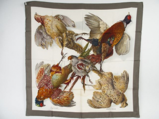 Vente aux enchères HERMES. Foulard 'trophées de chasse' en soie