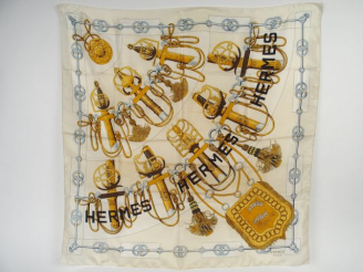 Vente aux enchères HERMES. Foulard 'Cliquetis' en soie  (petites taches)