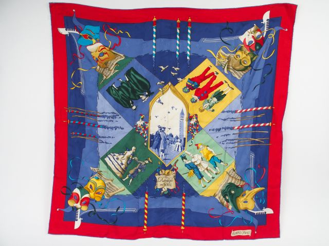 HERMES. Foulard en soie "Le carnaval de Venise". Dans sa boîte d'origi
