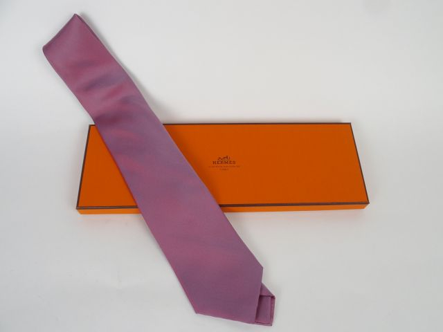 HERMES. Cravate en soie rose