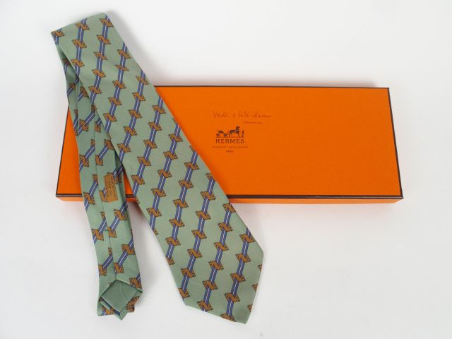 HERMES. Cravate en soie à décor de têtes de chevaux et de rayures sur 