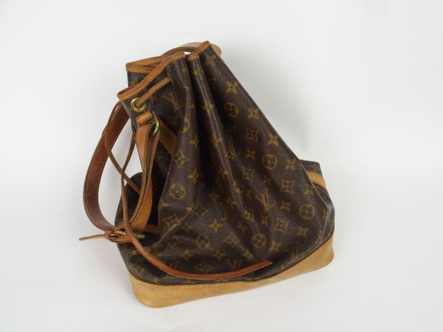 Louis VUITTON. Sac 'Noé' en toile monogrammée et cuir naturel (usures)
