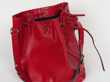 Louis VUITTON. Sac Noé en cuir épi rouge
