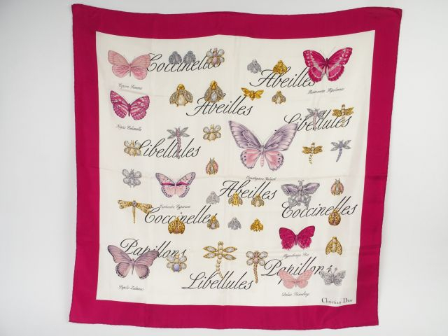 Christian DIOR. Foulard en soie, décor de papillons, abeilles, coccine