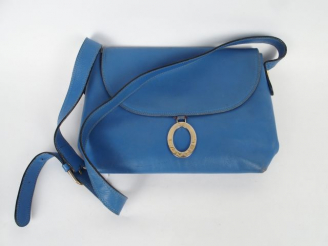 Vente aux enchères LANCEL. Sac en cuir bleu de France (usures)