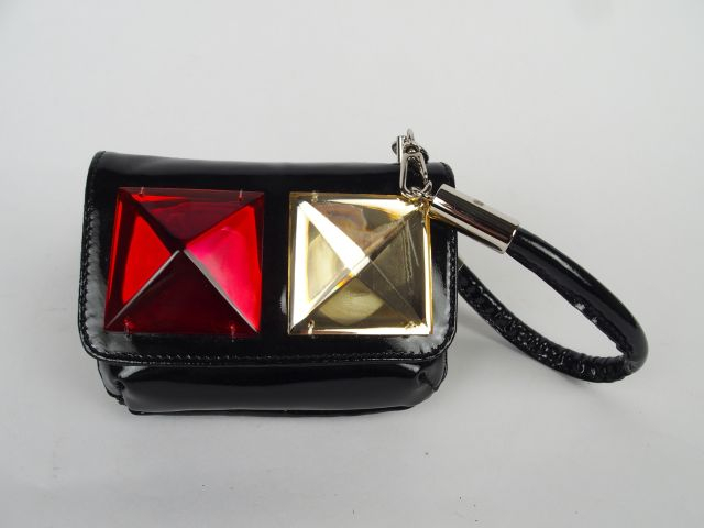 SONIA RYKIEL. Sac bijoux vernis et strass. Avec son pochon marqué Soni