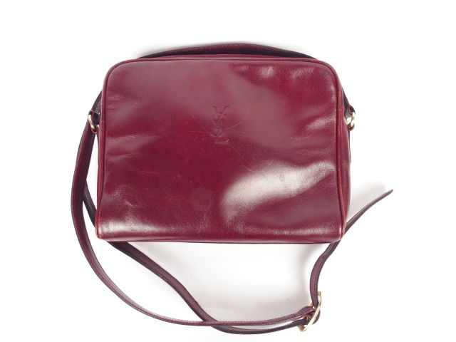 YVES SAINT LAURENT. Sac en cuir bordeaux (état d'usage)