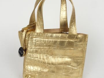 FURLA. Petit sac en cuir doré. Dimension à la base : 18 cm