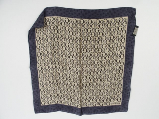 Vente aux enchères GUESS. Foulard en soie