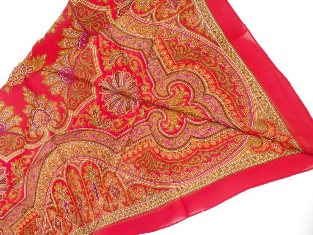 VALENTINO. Foulard triangulaire en soie à dominante rouge