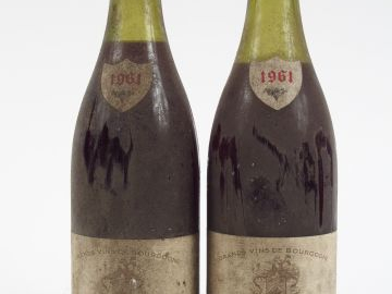 2 BOUTEILLES ALOXE CORTON HUGUENIN PÈRE   FILS - 1961 - 4 CM/5,5 CM/BS