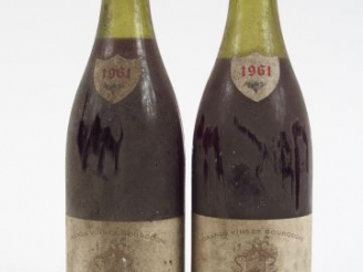 Vente aux enchères 2 BOUTEILLES ALOXE CORTON HUGUENIN PÈRE   FILS - 1961 - 4 CM/5,5 CM/BS