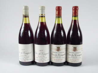 Vente aux enchères 4 BOUTEILLES CLOS DE VOUGEOT GC : 2 DOMAINE LAMARCHE 1985 - 2 SAVOUR C