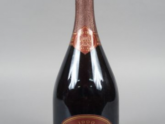 Vente aux enchères 1 BOUTEILLE CHAMPAGNE DOM RUINART ROSE - 1990 - COFFRET