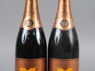 Vente aux enchères 2 BOUTEILLES CHAMPAGNE VEUVE CLICQUOT ROSE - 1996