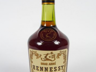 Vente aux enchères 1 BOUTEILLE COGNAC HENNESSY BRAS ARME