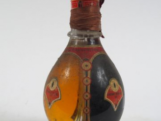 Vente aux enchères 1 FLACON ANISETTE 25°/CHERRY 30°/PRUNELIA 38°/CUSENIER 40° - BS/CAPS A