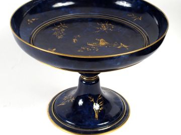 Grande coupe en porcelaine de Sèvres fin XIXe à décor dorésur fond ble