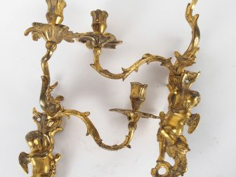 Paire d'appliques de style Louis XV en bronze à décor d'amours