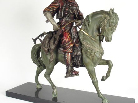 Grand sujet en régule polychrome 'Cavalier arabe' sur son socle en mar