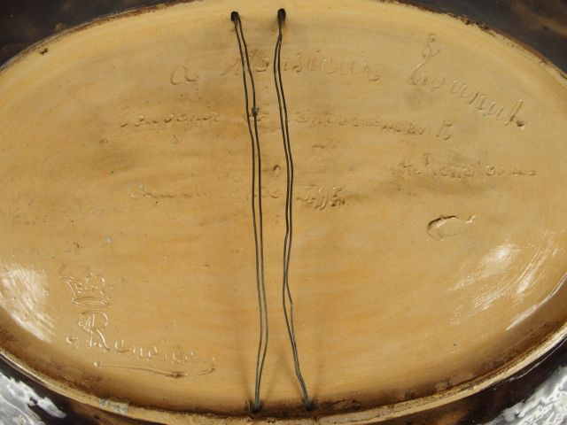 RENOLEAU. Grand plat ovale en barbotine à décor polychrome et en relie