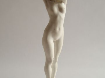 Sujet en biscuit de Sèvres 'Nue pudique'. Signée S, datée 1912 et mono