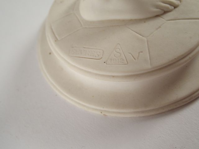 Sujet en biscuit de Sèvres 'Nue pudique'. Signée S, datée 1912 et mono