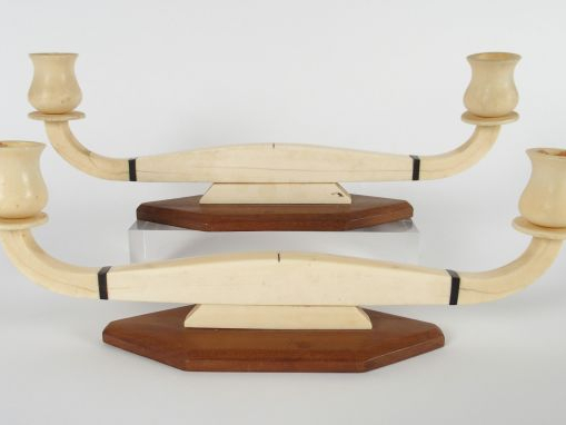 Paire de bougeoirs double de style Art déco en ivoire et ébène sur un 