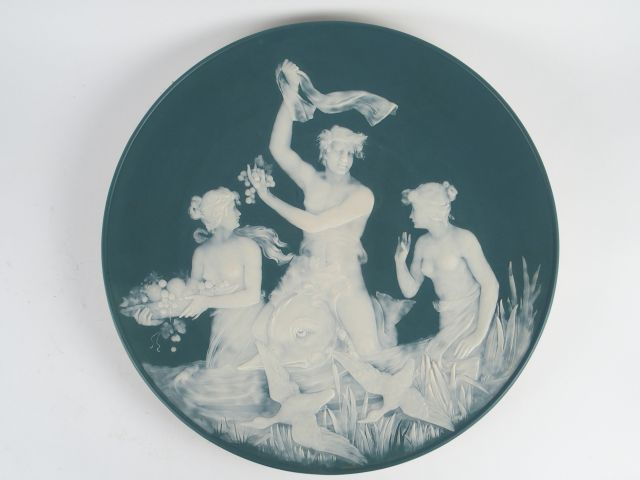 Paire de grands plats Art Nouveau en céramique à décor en léger relief