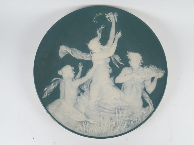 Paire de grands plats Art Nouveau en céramique à décor en léger relief