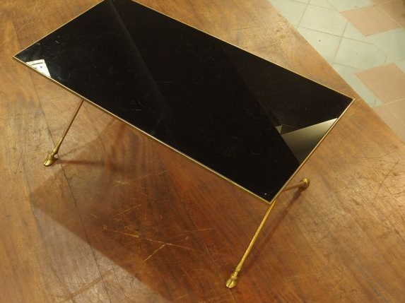 Table basse en bronze, plateau en verre teinté, piétement terminé en s